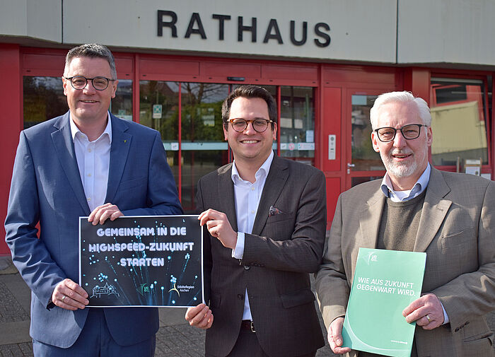 Städteregionsrat Dr. Tim Grüttemeier, Bürgermeister Dr. Benjamin Fadavian und UGG-Expansionsmanager Jörg Ellerbrok freuen sich auf den Glasfaserausbau in Herzogenrath