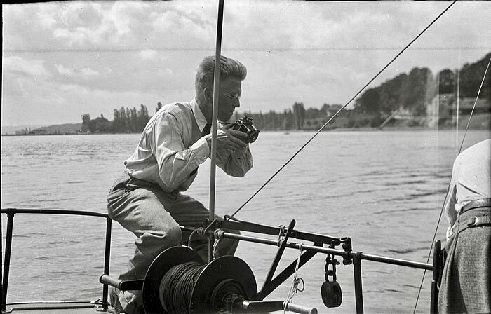 Der Fotograf Fide Struck wird während seiner Arbeit auf einem Boot gezeigt