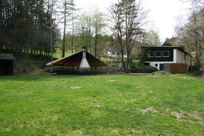 Foto des Jugendzeltplatzes mit Grillhütte und Haupthaus